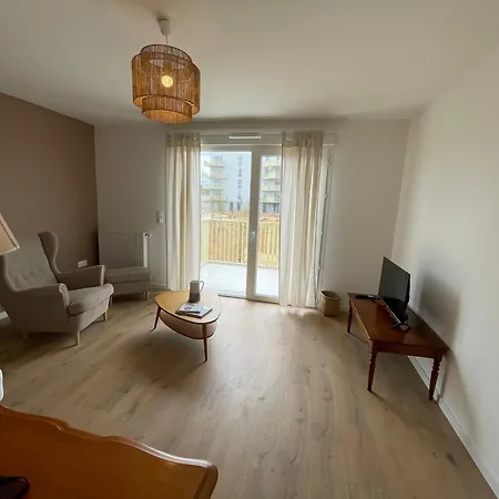 Dans Avec Salon Et Cuisine Partages - 402 *